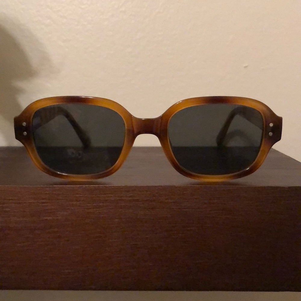 Tan tortoise shell sunglasses